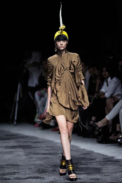 Look 32